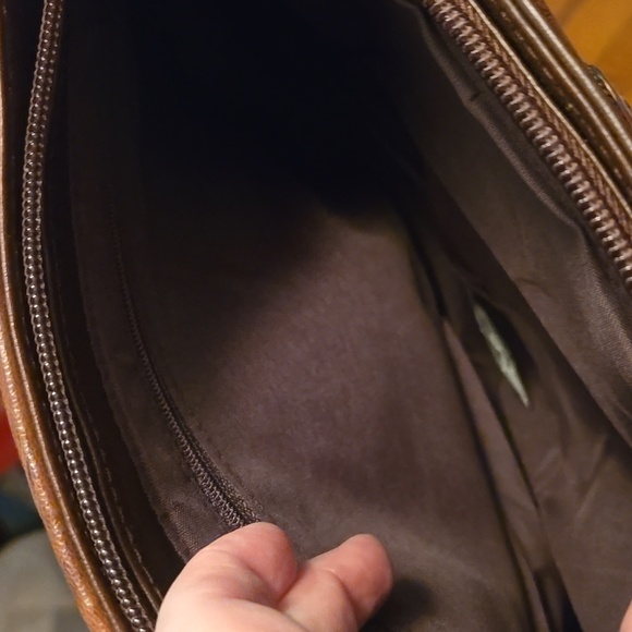 NEW: ALIZ Genuine Leather Purse w/Silver Heart Accents - Picture 11 of 11